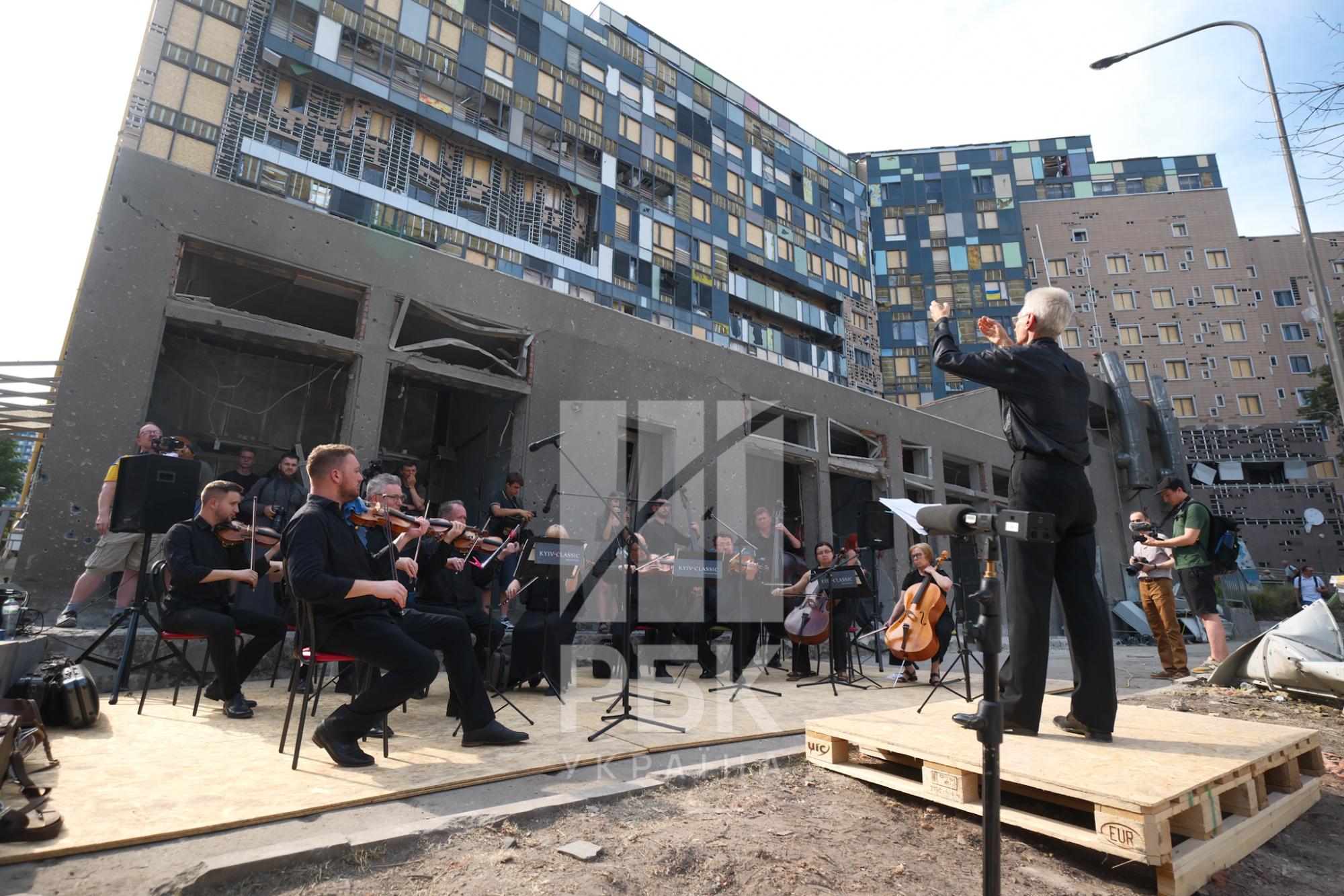 В память о жертвах. В &quot;Охматдете&quot; камерный оркестр исполнил &quot;Реквием по погибшим&quot;: фото